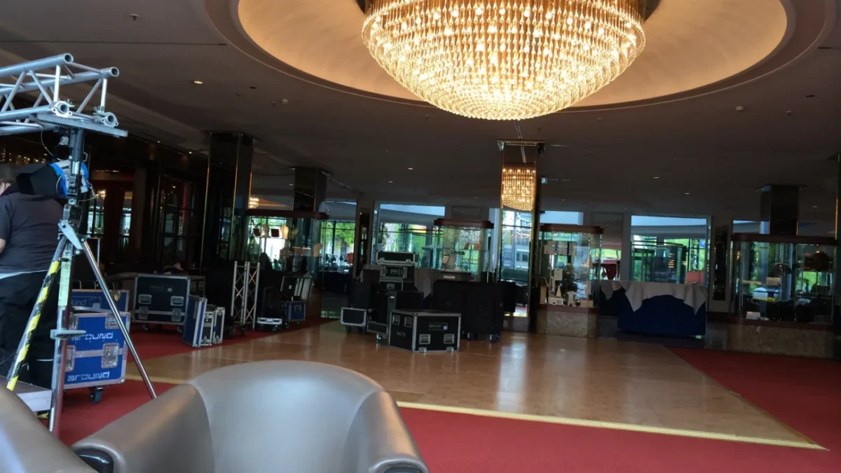 dekorativní a tlumící koberec v lobby hotelu 2025