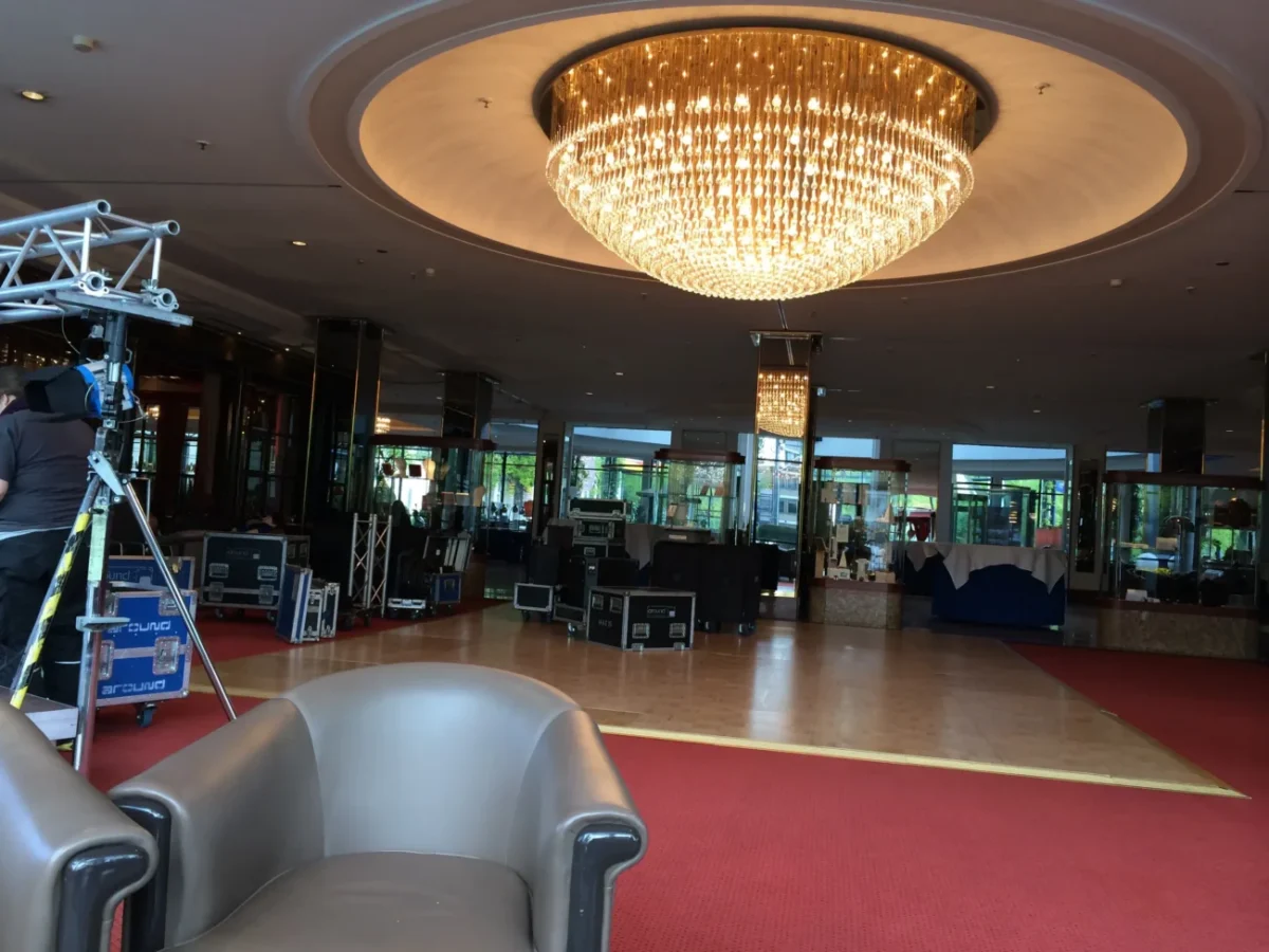 dekorativní a tlumící koberec v lobby hotelu 2025