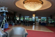 dekorativní a tlumící koberec v lobby hotelu 2025