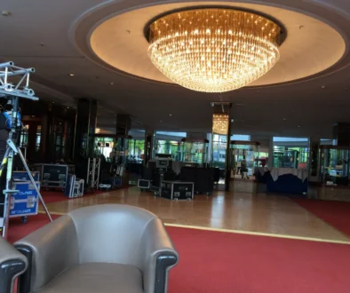 dekorativní a tlumící koberec v lobby hotelu 2025