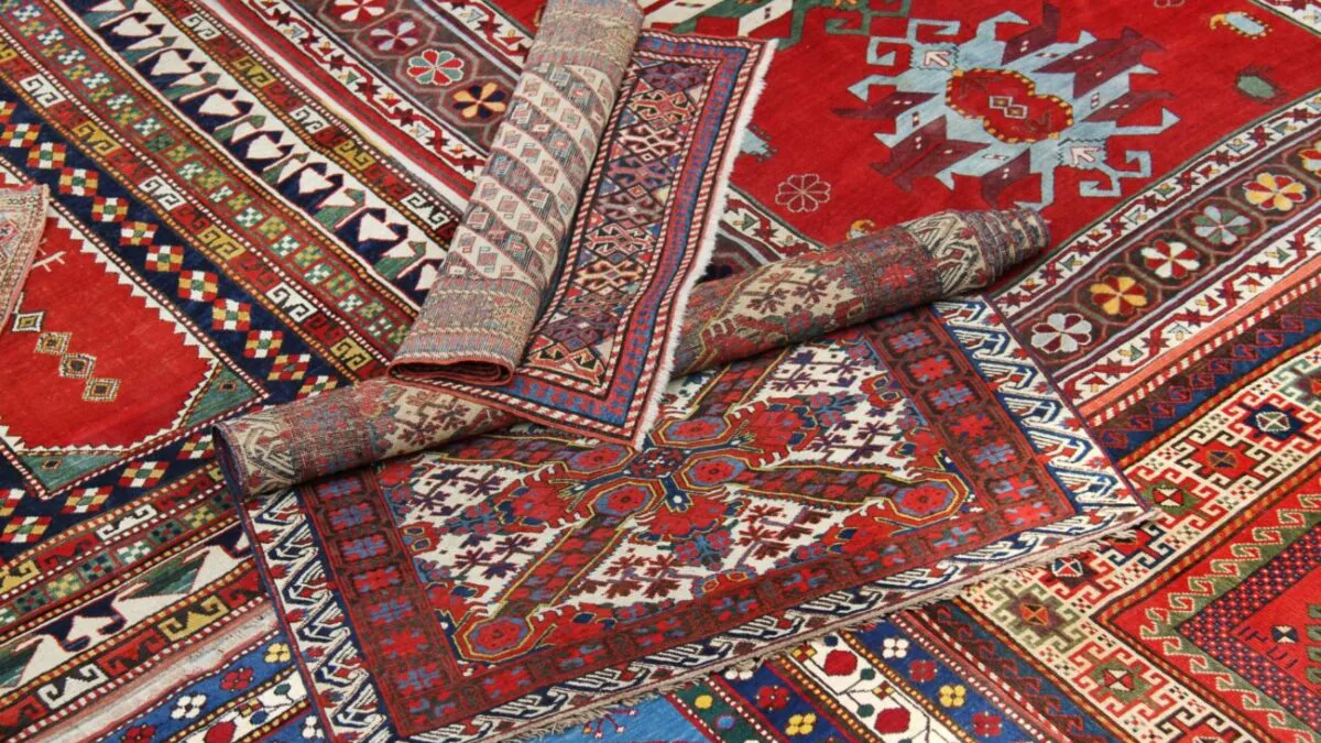 více orientálních koberců na sobě