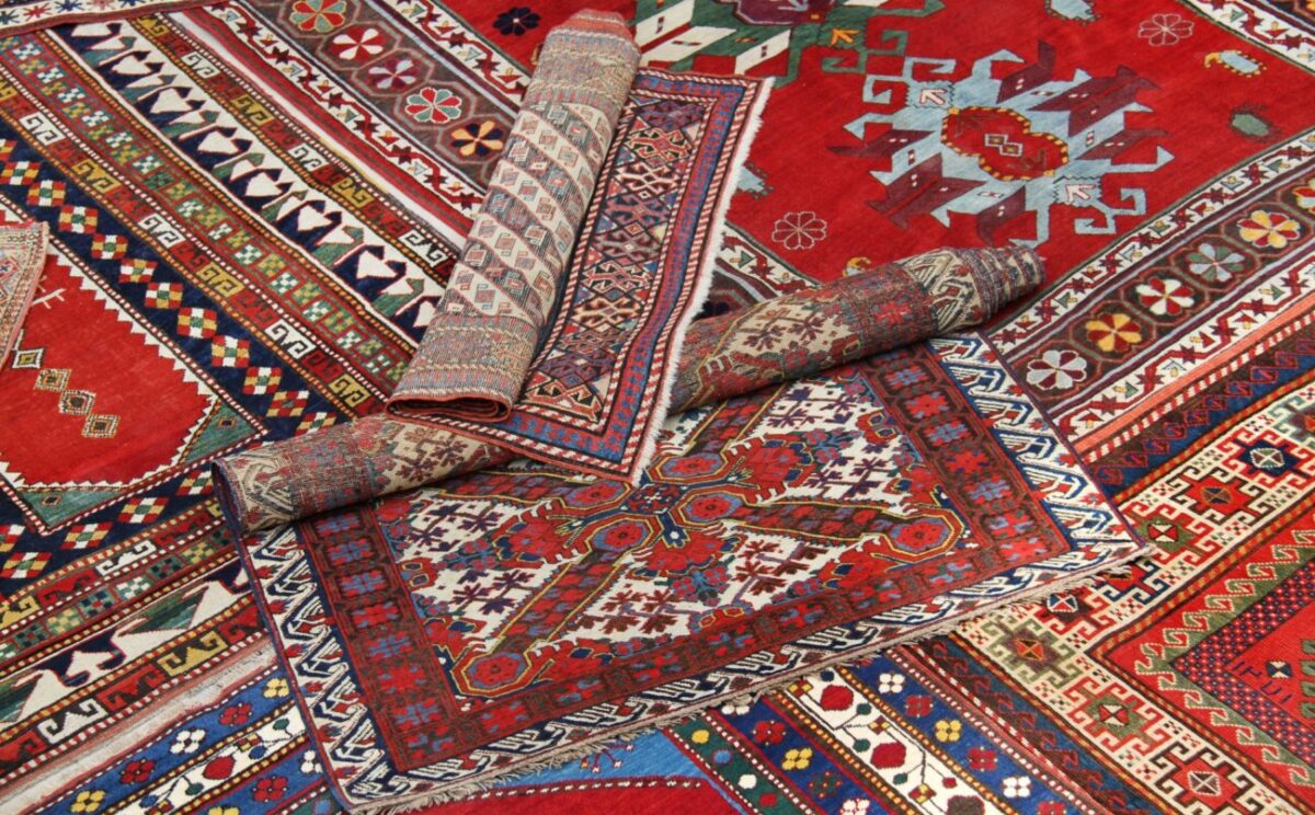 více orientálních koberců na sobě