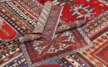 více orientálních koberců na sobě