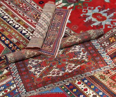 více orientálních koberců na sobě