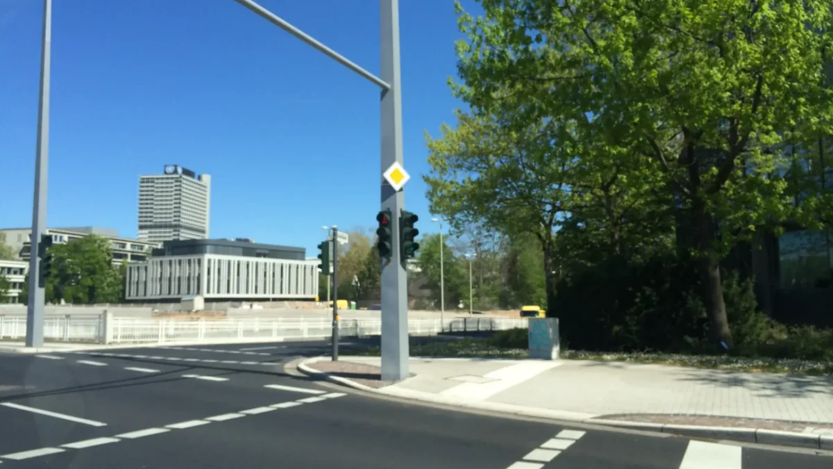 slunečná ulice v červnu 2025