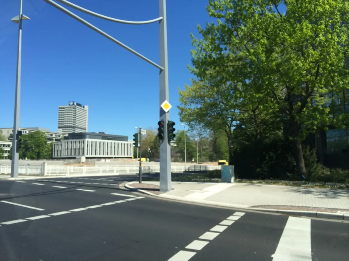 slunečná ulice v červnu 2025