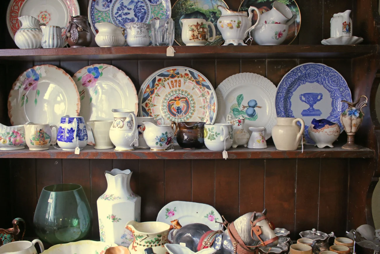 shutterstock_2518535797-min | TVGURU.cz porcelánové nádobí na polici
