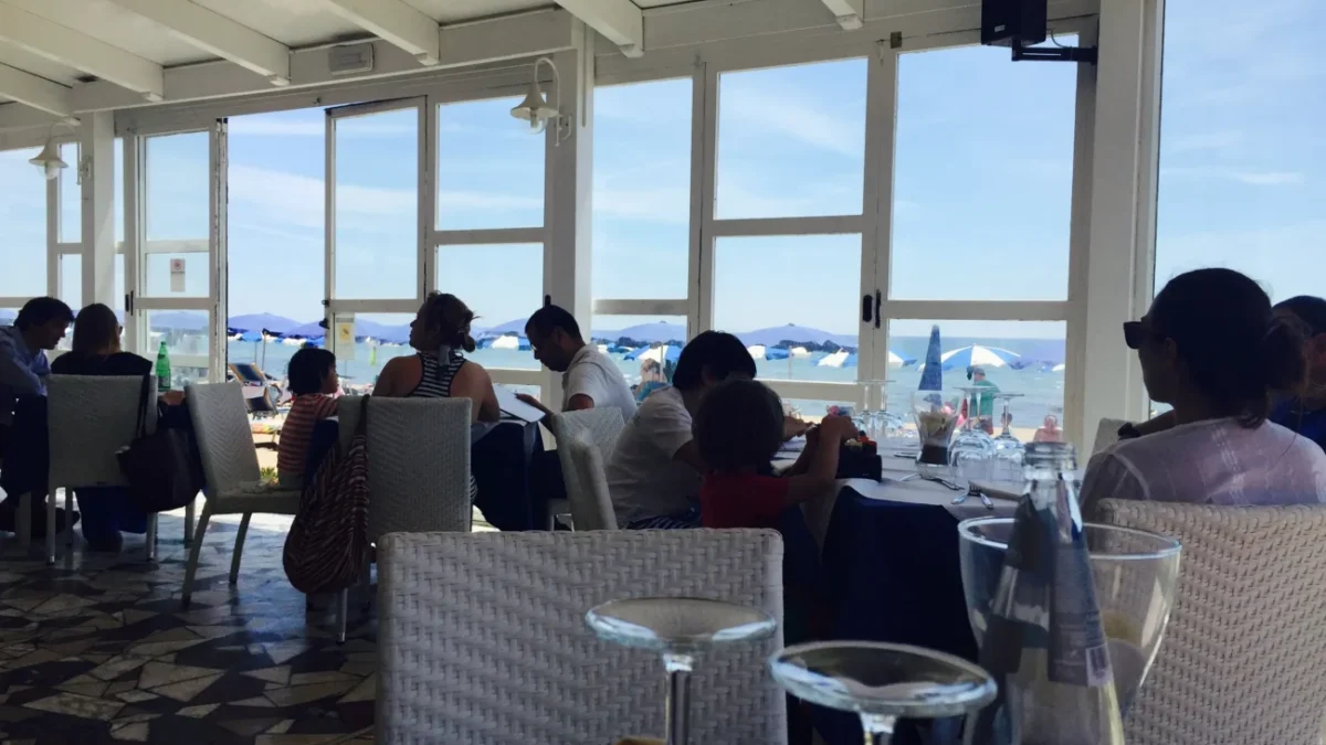 místnost v restauraci plná lidí