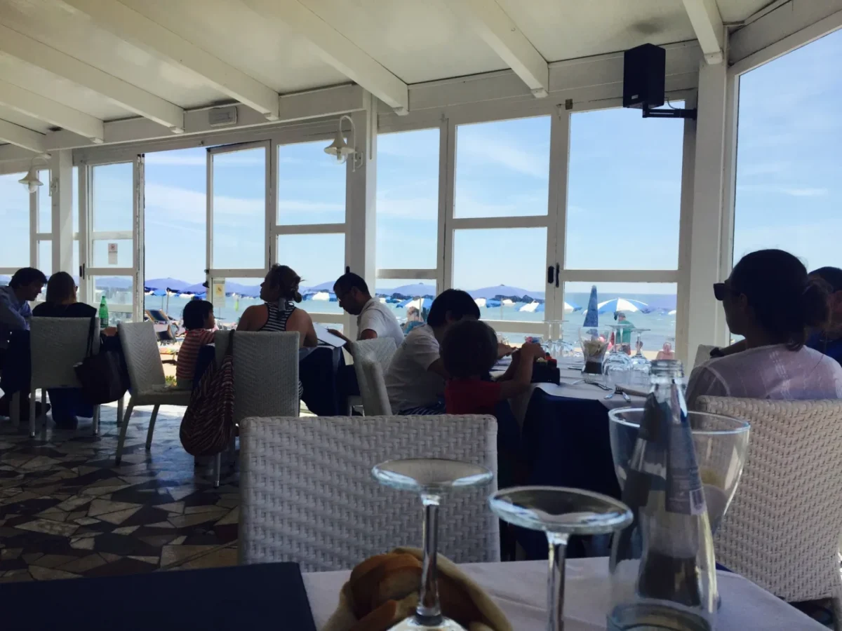 místnost v restauraci plná lidí