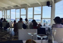 místnost v restauraci plná lidí