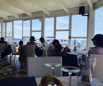 místnost v restauraci plná lidí