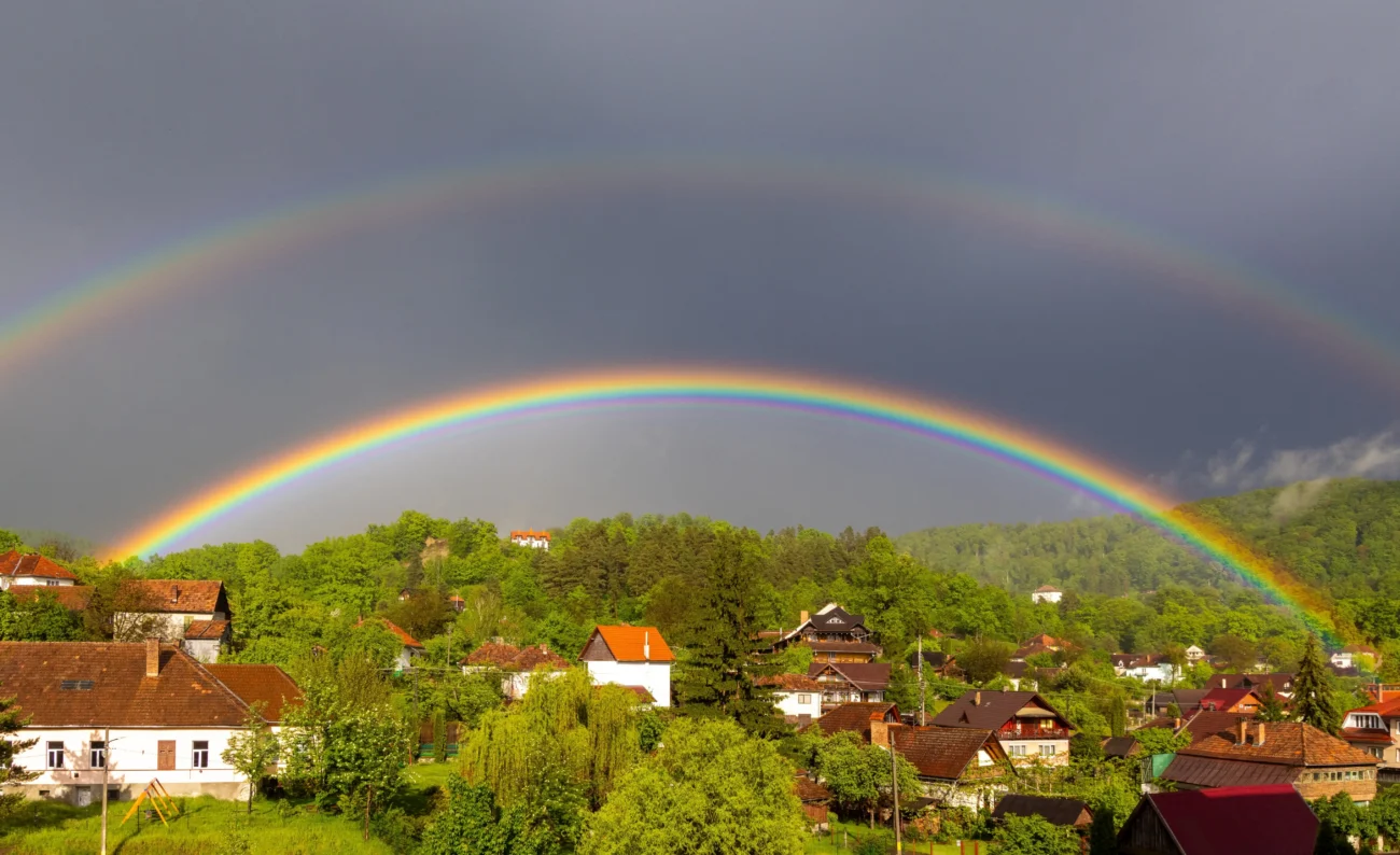 Duha nad vesnicí.