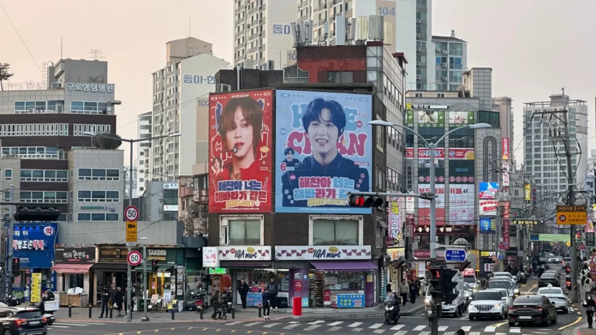 fotka křižovatky a billboardů v Soulu v Jižní Koreji