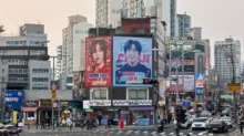 fotka křižovatky a billboardů v Soulu v Jižní Koreji