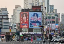 fotka křižovatky a billboardů v Soulu v Jižní Koreji
