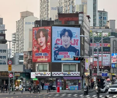fotka křižovatky a billboardů v Soulu v Jižní Koreji