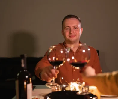 Muž si s někým připíjí.