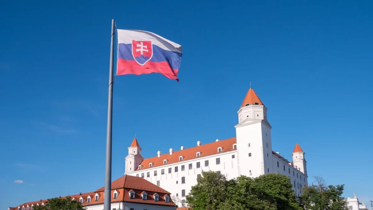 Vlající vlajka u Bratislavského hradu.