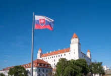 Vlající vlajka u Bratislavského hradu.