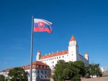 Vlající vlajka u Bratislavského hradu.