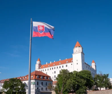 Vlající vlajka u Bratislavského hradu.