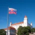 Vlající vlajka u Bratislavského hradu.