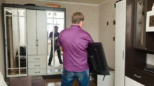 Muž s televizí v ruce