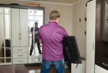 Muž s televizí v ruce