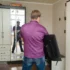 Muž s televizí v ruce