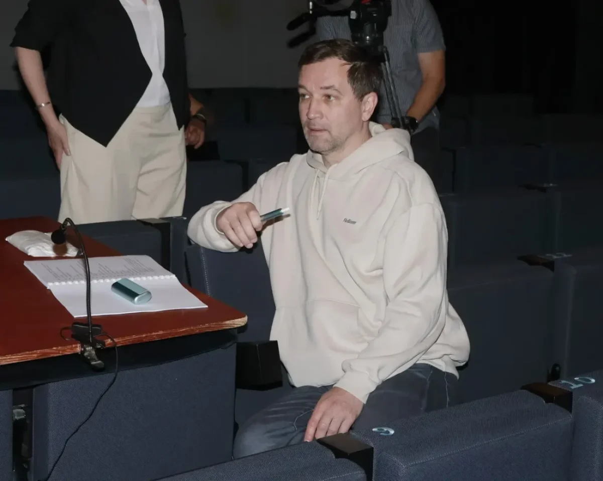 Ondřej Sokol na židli u stolu