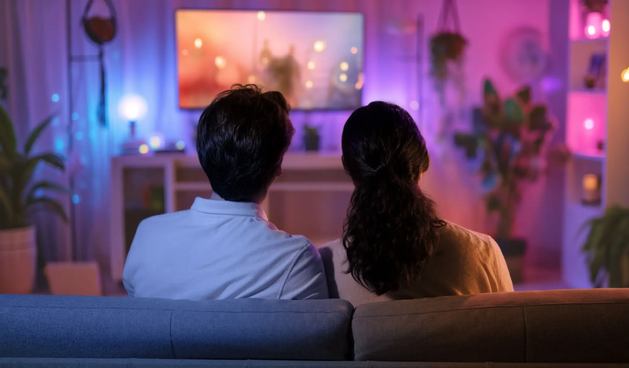 Budeme hledat další chyby ve filmu, říkají si manželé u televizoru