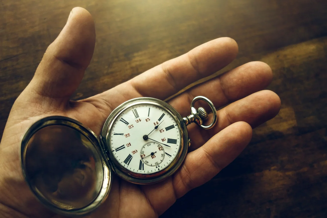 Za miliony lze prodat velmi cenné kapesní hodiny. Zdroj: Shutterstock | TVGURU.cz Kapesní hodiny v dlani člověka.