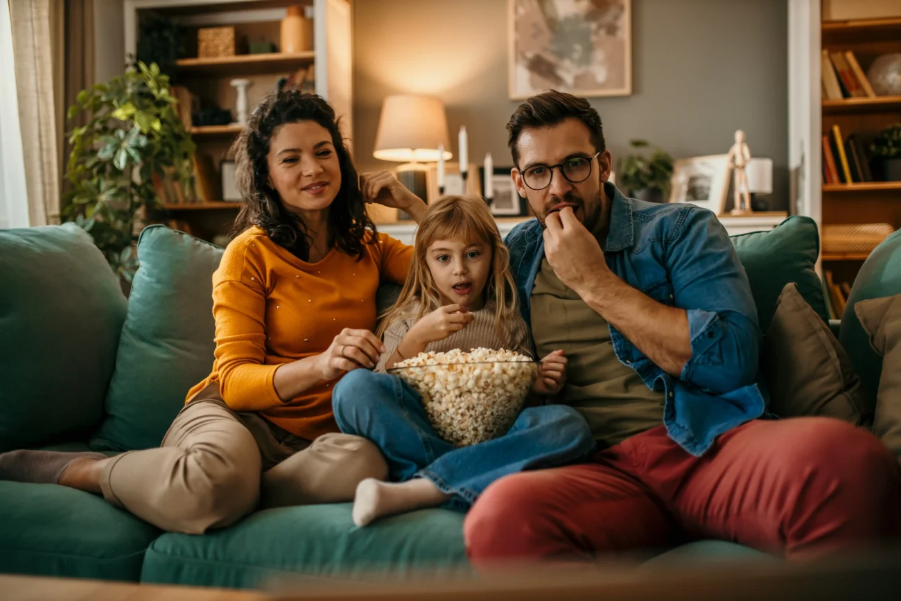 Při sledování filmu možná sami narazíte na chyby. Zdroj: Shutterstock | TVGURU.cz Rodina dívající se na televizi.