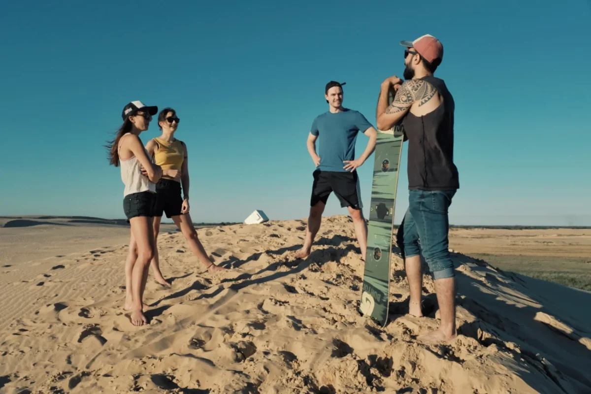 Skupina lidí si povídá na poušti.