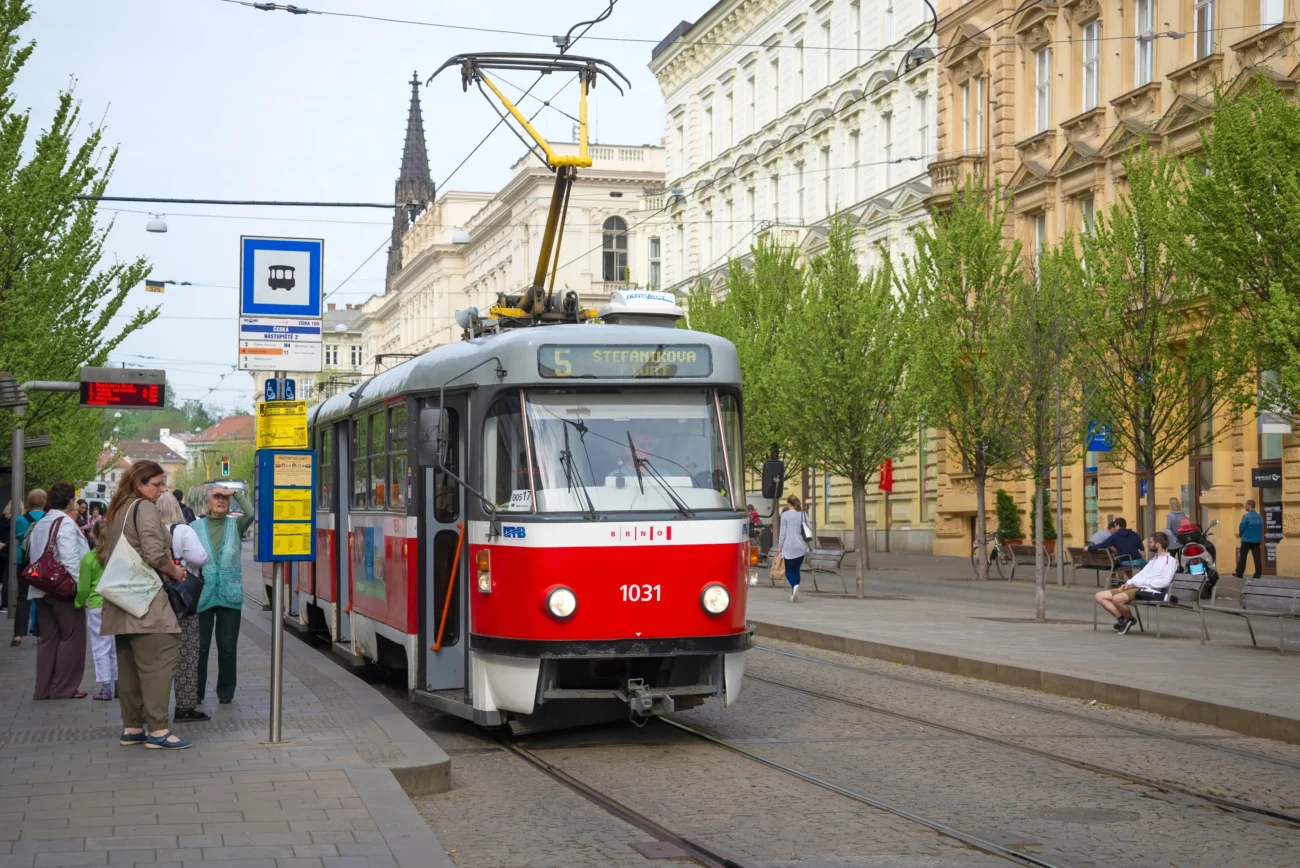 shutterstock_2156574533-2 | TVGURU.cz Brněnská tramvaj na zastávce.