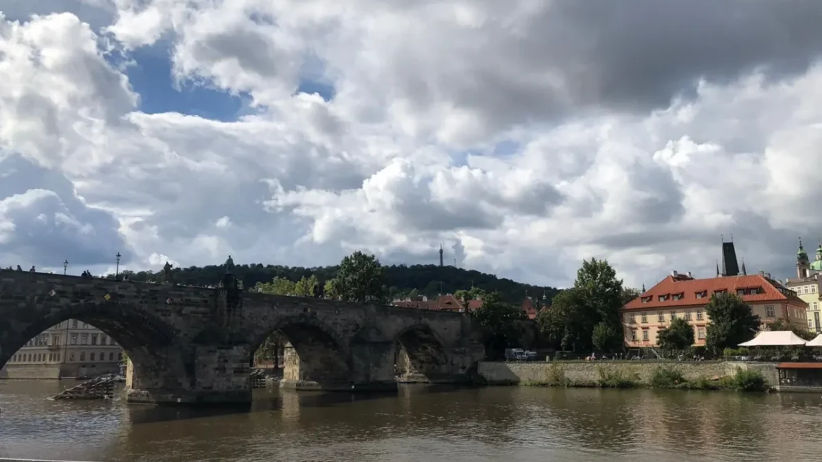 obloha nad Prahou v roce 2025