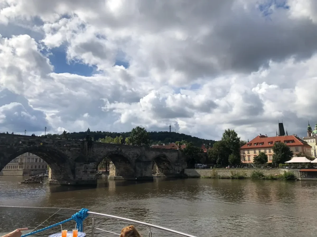 obloha nad Prahou v roce 2025