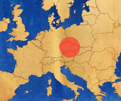 červená tečka na České republice v mapě Evropy
