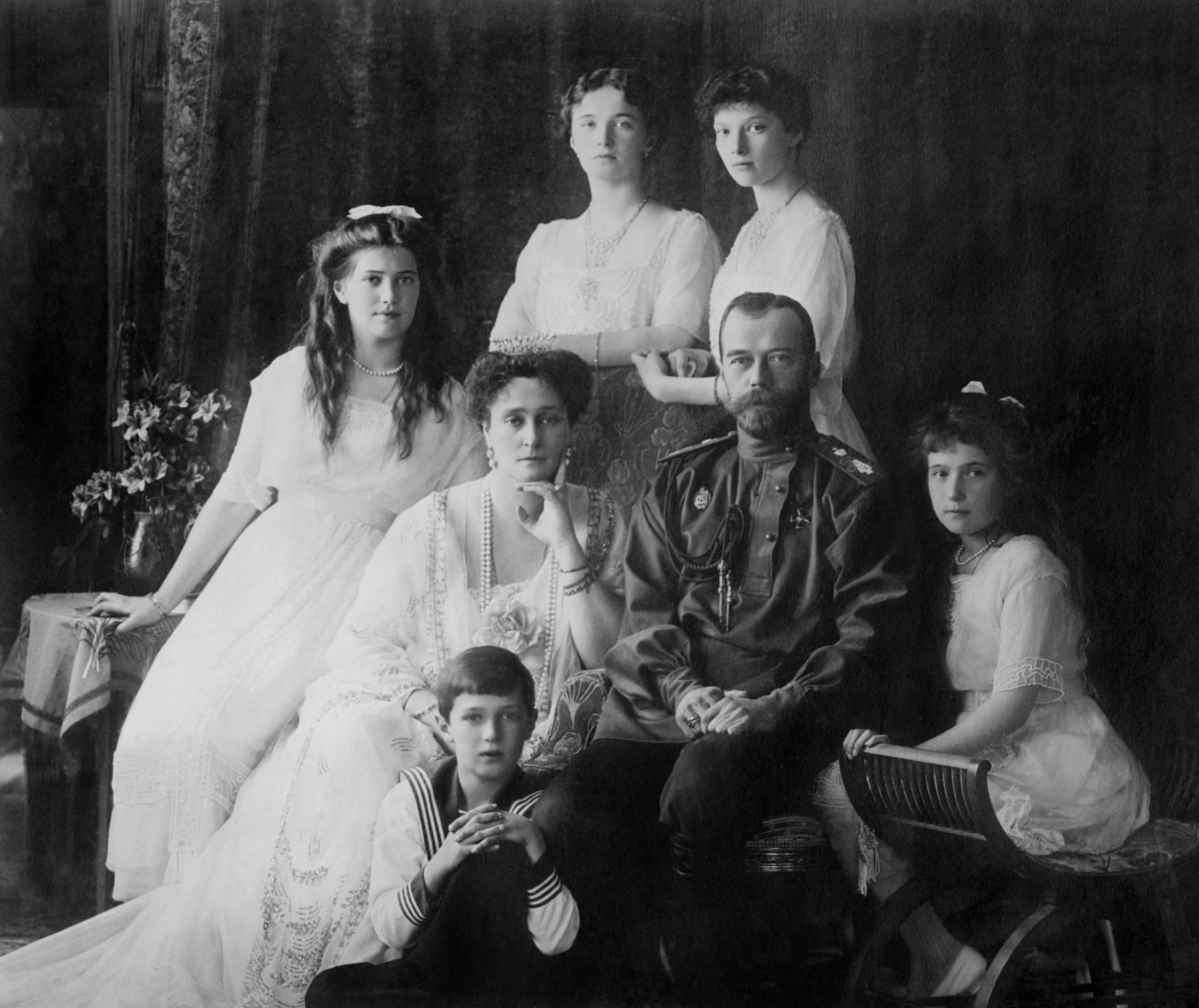 Černobilé reprezentativní foto rodiny ruského cara Mikuláše II. (1914). Rodiče v obklopení pěti dětí.