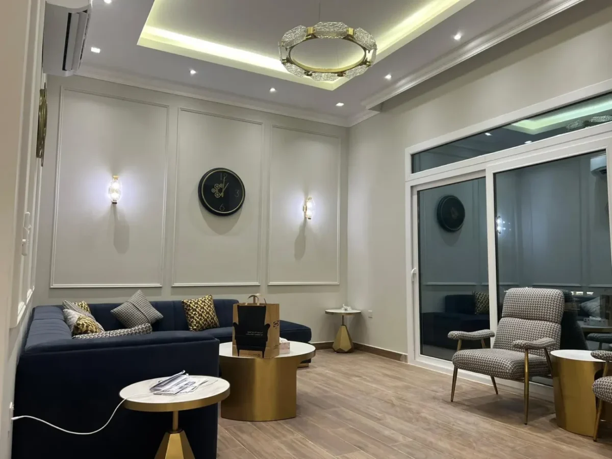 luxusní obývák s nábytkem a křeslem