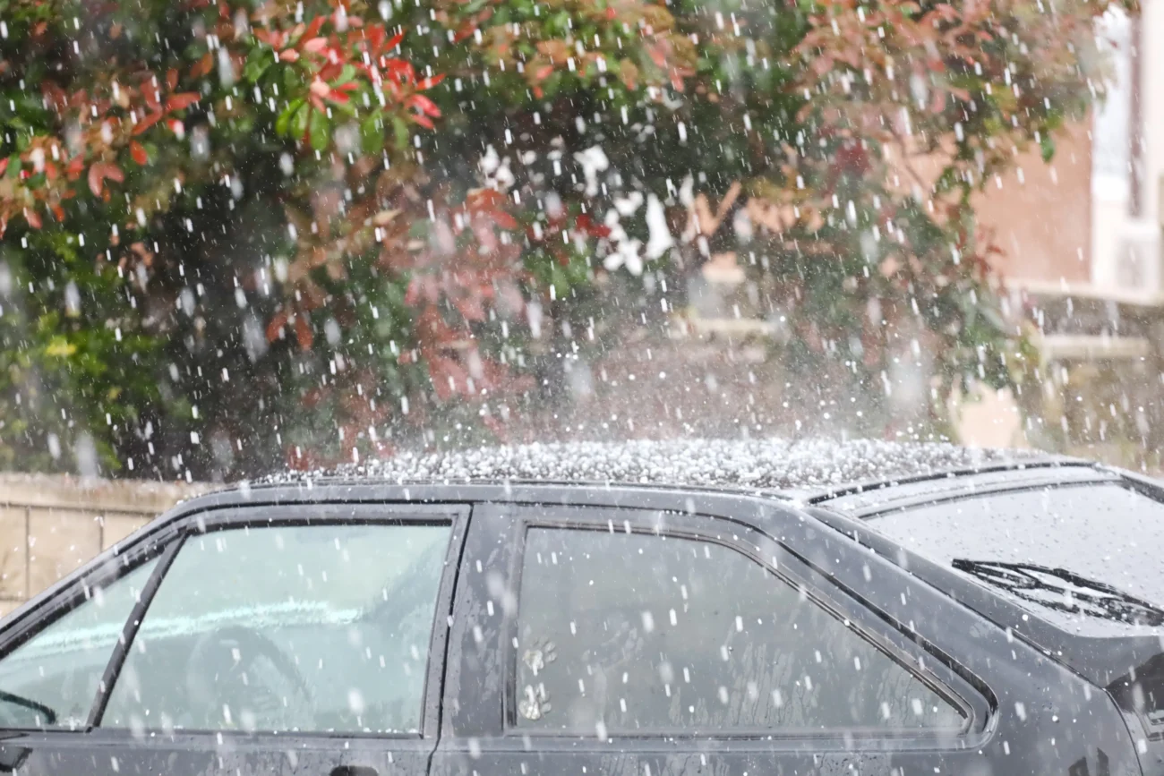 Před kroupy chraňte i své auto. Zdroj: Shutterstock | TVGURU.cz Kroupy padající na auto.
