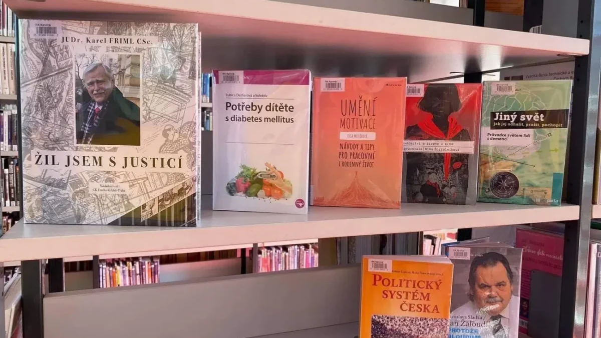knihovna v Karviné, polička s knihami k zapůjčení