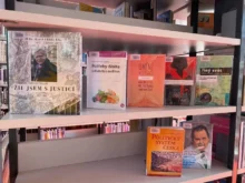 knihovna v Karviné, polička s knihami k zapůjčení