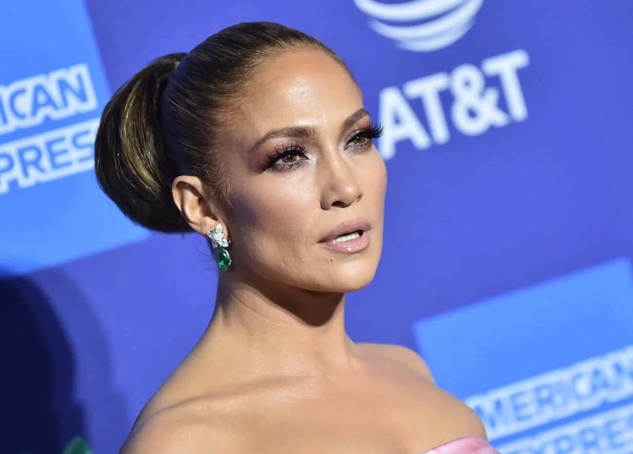 shutterstock_1604260291-2 | TVGURU.cz Jennifer Lopez pózující na fotku.