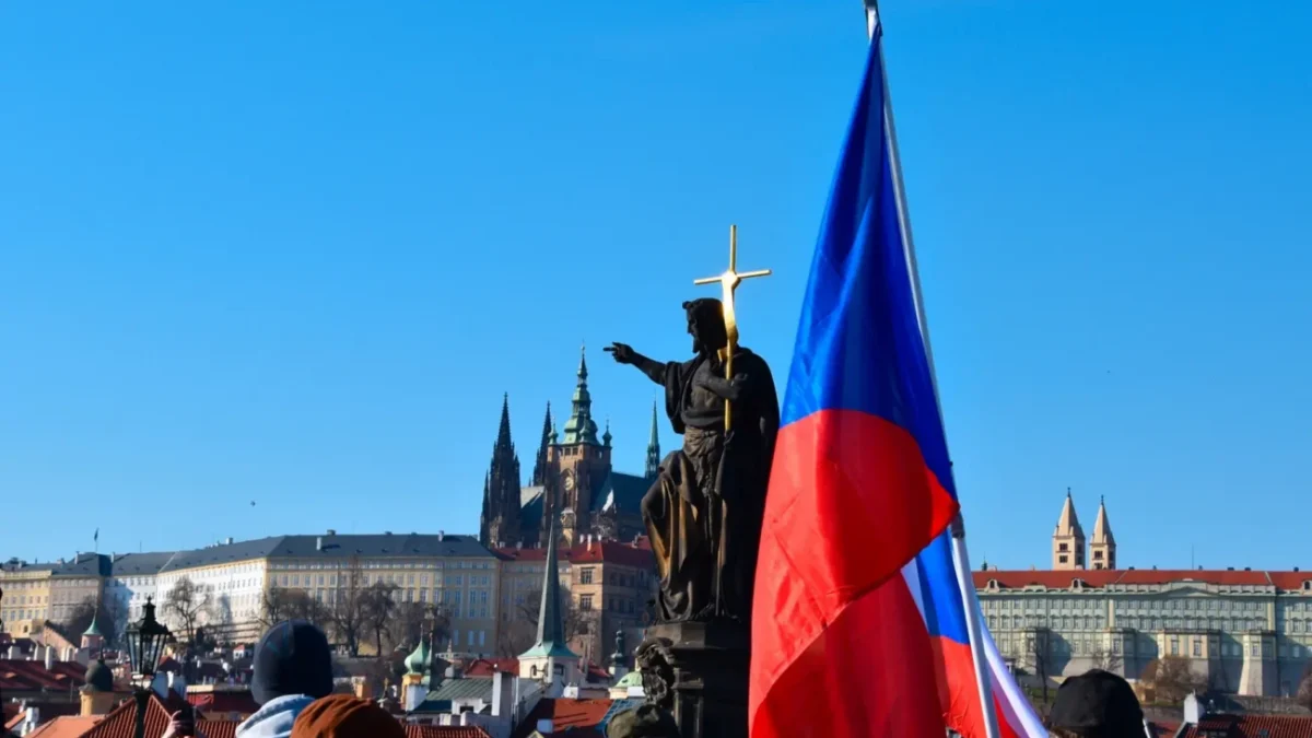 Výhled z Karlova mostu v Praze.
