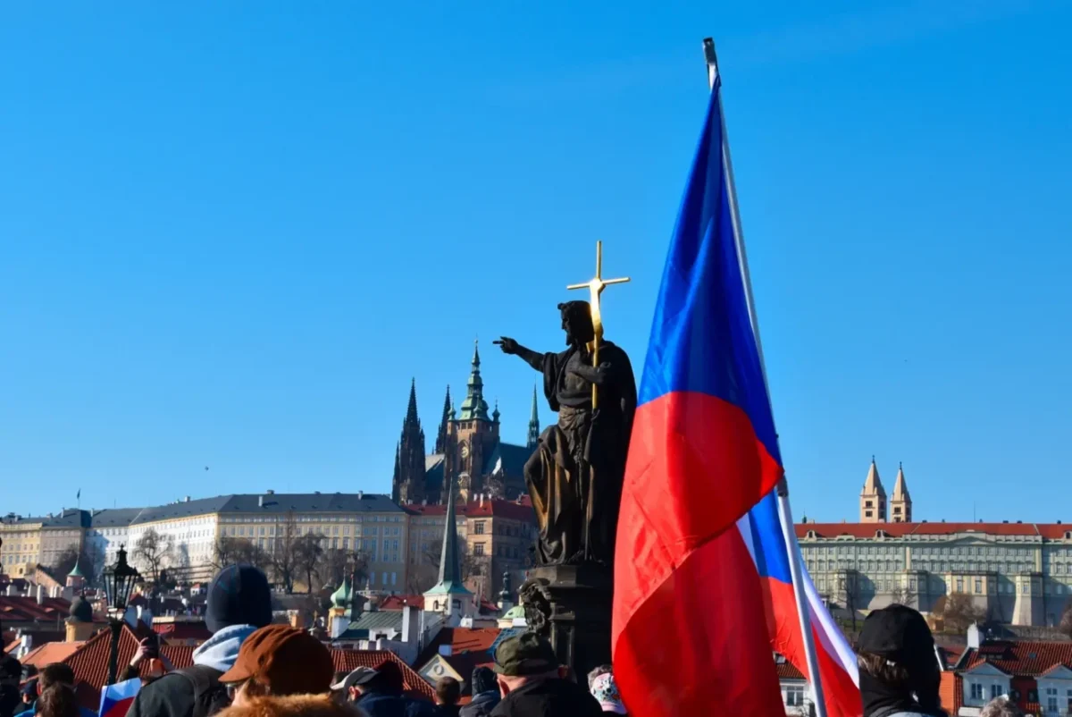 Výhled z Karlova mostu v Praze.
