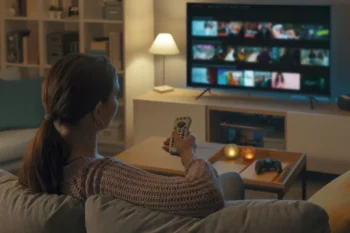 Žena, která si vybírá, co si pustí v TV.
