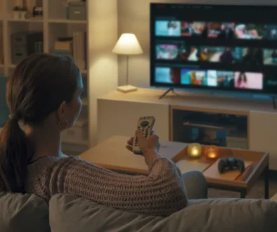Žena, která si vybírá, co si pustí v TV.