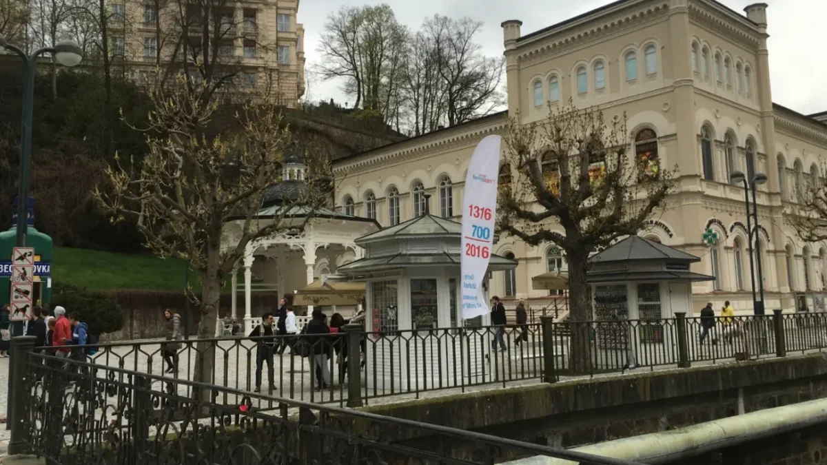 Karlovy Vary pohled na ulici a řeku