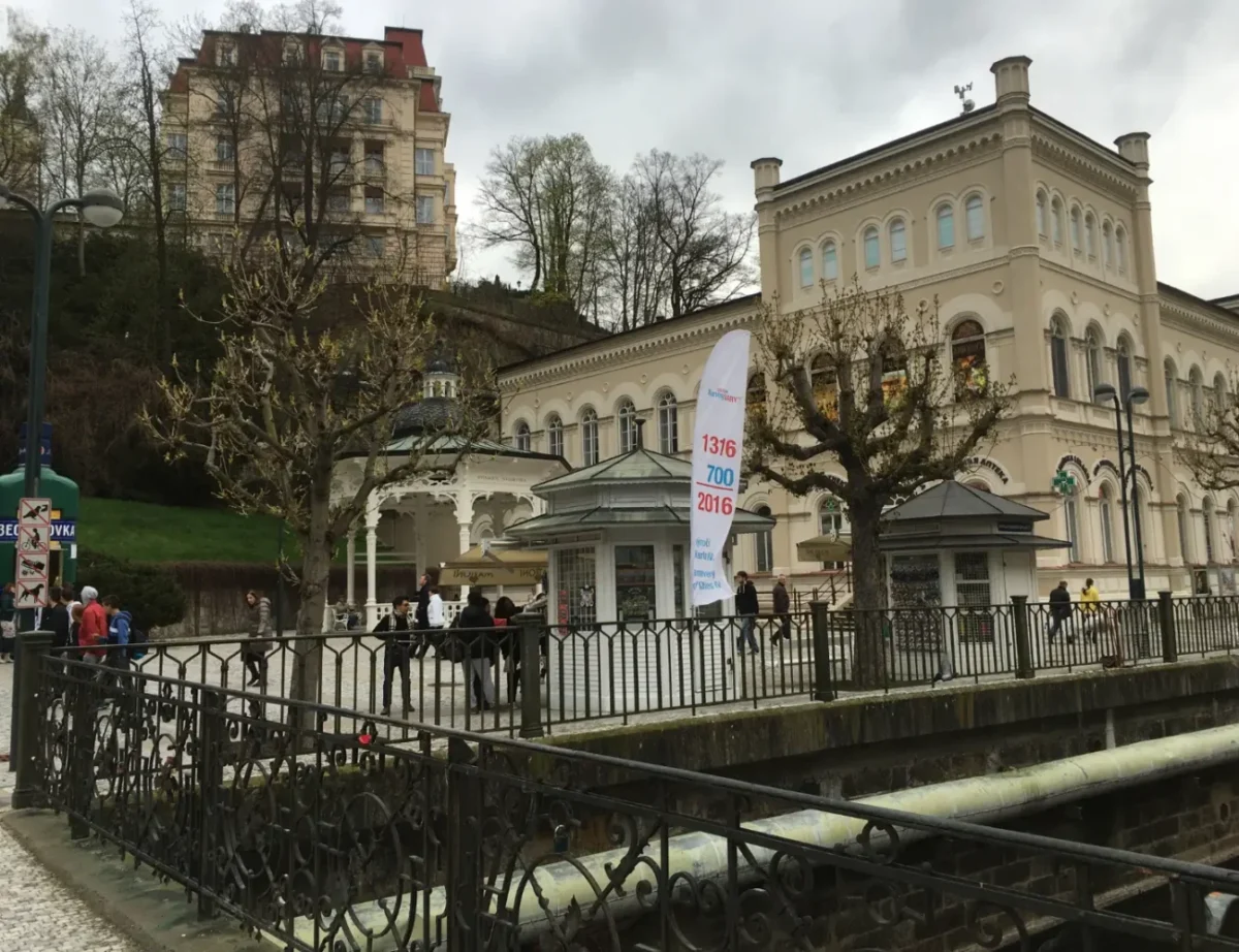 Karlovy Vary pohled na ulici a řeku